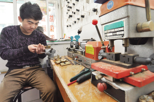 巧马镇开锁店为啥“牛号”频现 听开锁师傅讲什么锁最防盗