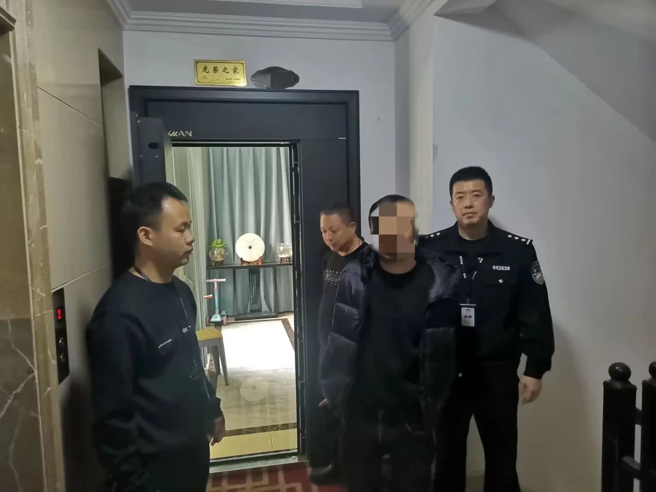 巧马镇全副伪装仍被识别！双龙公安成功抓获一名撬锁盗窃嫌疑人